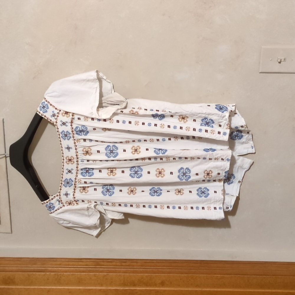 Torrid white German shirt size 0 - Picture 4 of 4